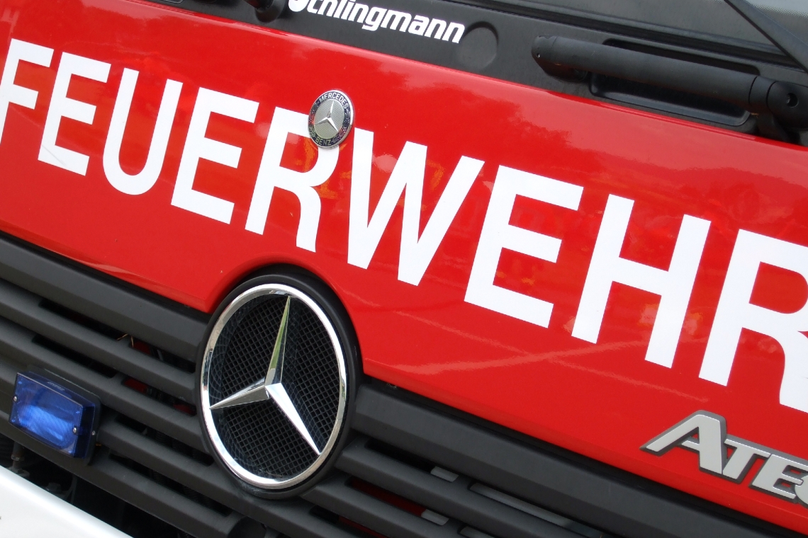 Lkw gegen Leitplanke gefahren – Kraftstofftank aufgerissen